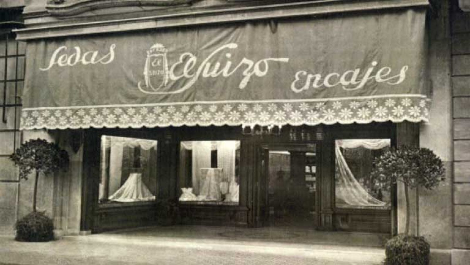 Pronovias cumple medio siglo y repasa su historia con medio centenar de trajes