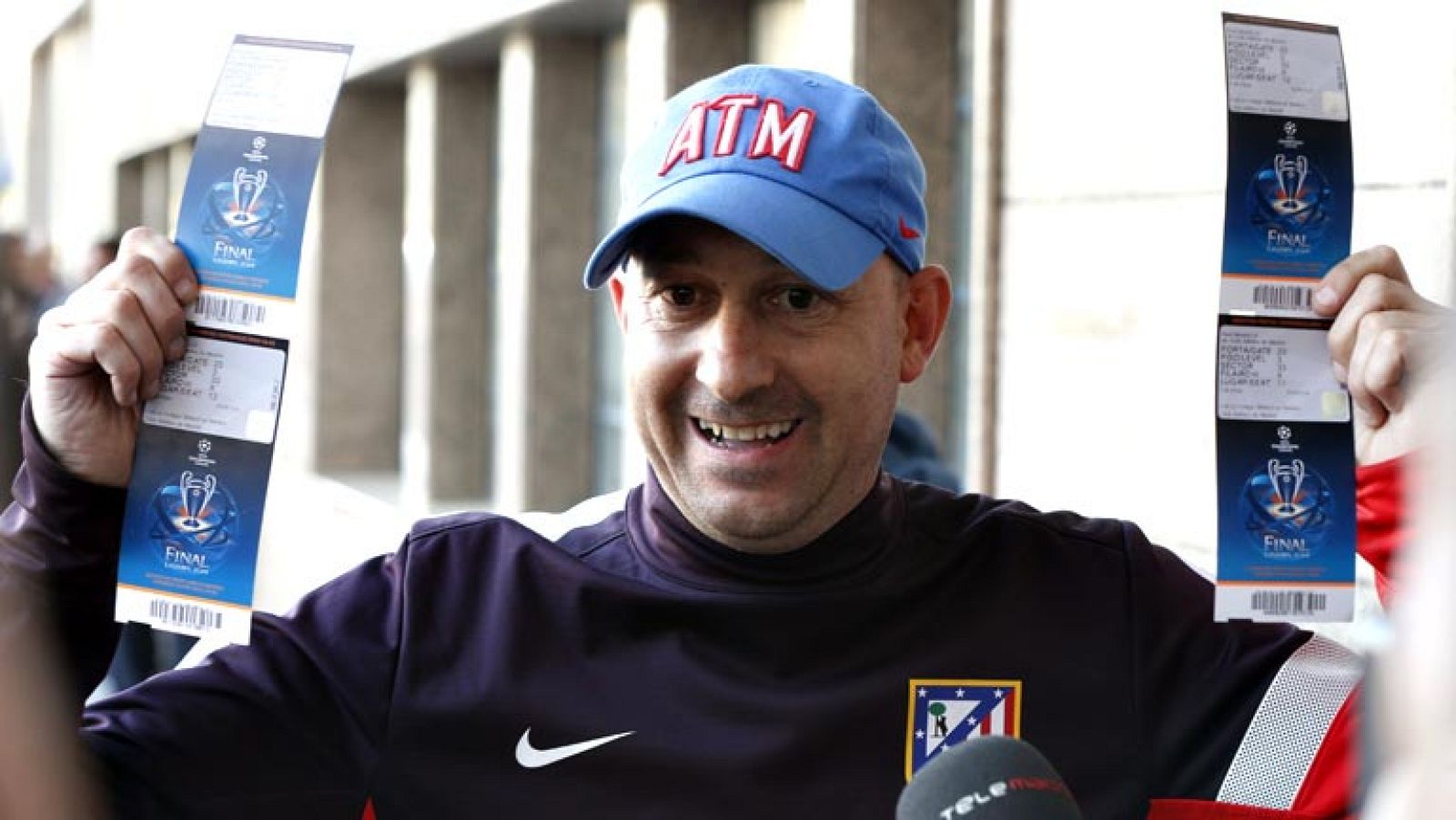 El estadio Vicente Calderón registró colas que daban la vuelta al recinto desde la noche del lunes, formadas por miles de aficionados que aspiraban a recoger sus entradas para la final de Liga de Campeones contra el Real Madrid en Lisboa, el próximo