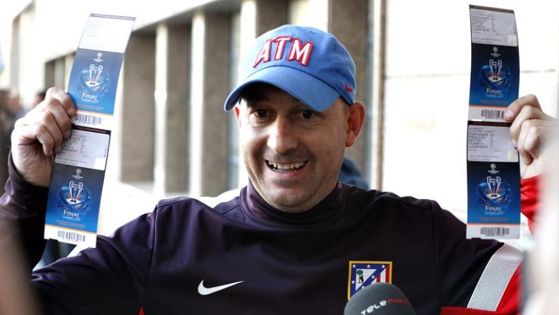 El estadio Vicente Calderón registró colas que daban la vuelta al recinto desde la noche del lunes, formadas por miles de aficionados que aspiraban a recoger sus entradas para la final de Liga de Campeones contra el Real Madrid en Lisboa, el próximo