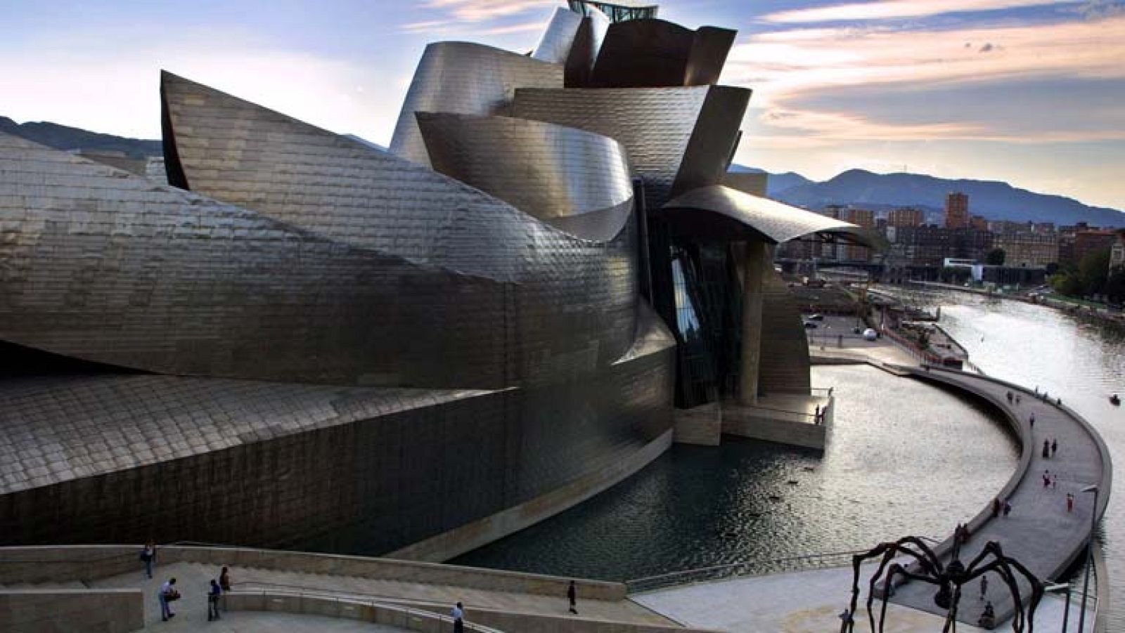 Juan Ignacio Vidarte, director del Guggenheim de Bilbao: "No solo nos ha aportado un edificio extaordinario, sino además un s��mbolo de la ciudad" - Informativo 24h | Ver