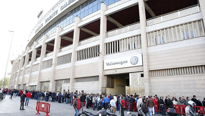 Tras un largo día de esperas ante las taquillas del Calderón, este miércoles se han repetido las imágenes de colas de aficionados para conseguir una entrada para la final de Champions.