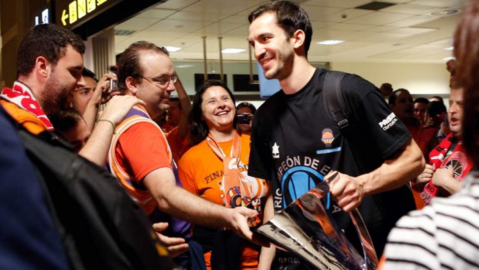 La afición del Valencia festeja el éxito en la Eurocup de baloncesto