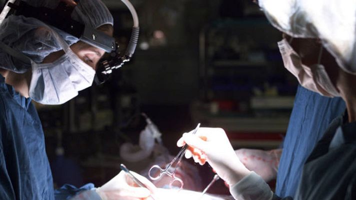 Telediario 1 - España lleva a cabo su primera cadena de seis trasplantes renales en diferentes tiempos