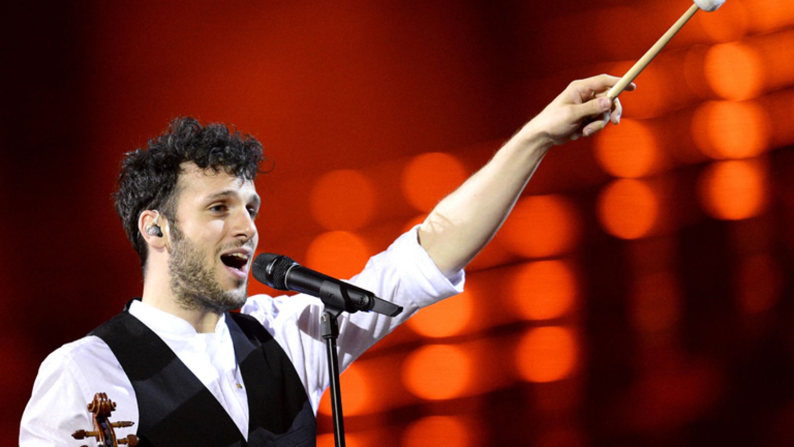 Sebalter canta "Hunter Of Stars" en representación de Suiza