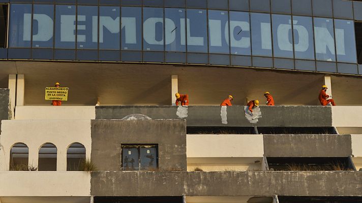 Informativo 24h - Activistas de Greenpeace pintan de negro El Algarrobico