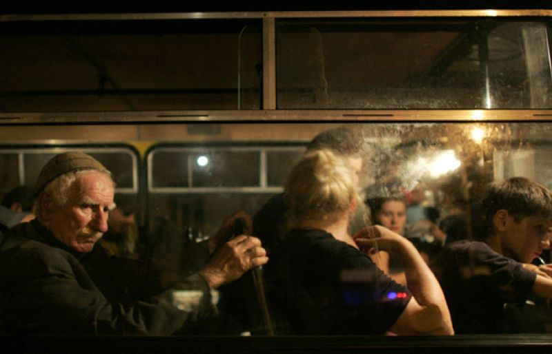 La guerra ha provocado al menos 90.000 desplazados internos, según la Comisión Europea. La frágil tregua que  han dado los rusos ha permitido la llegada de ayuda humanitaria.