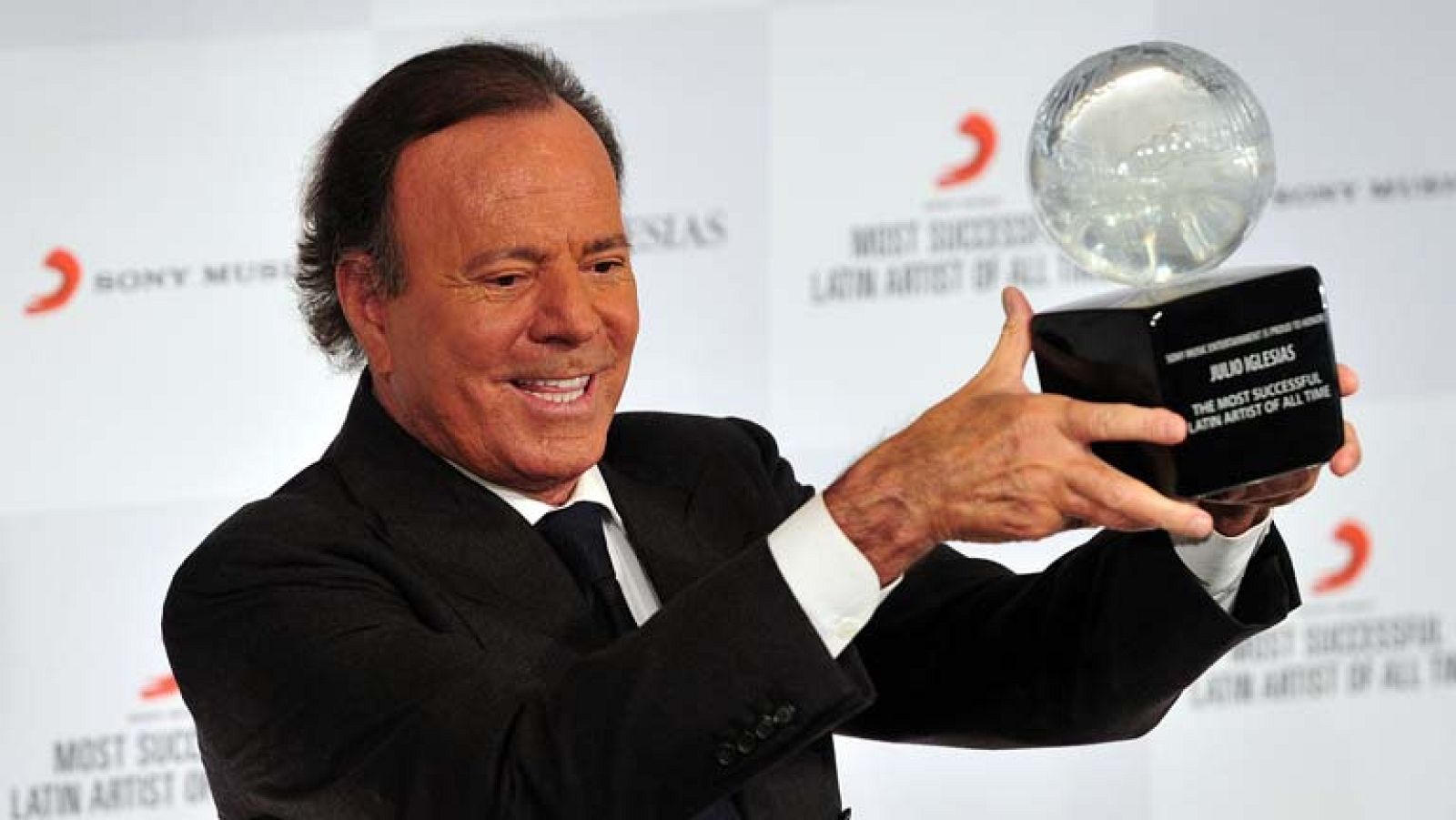 Julio Iglesias, premiado por ser el artista latino más exitoso de todos los tiempos | Ver
