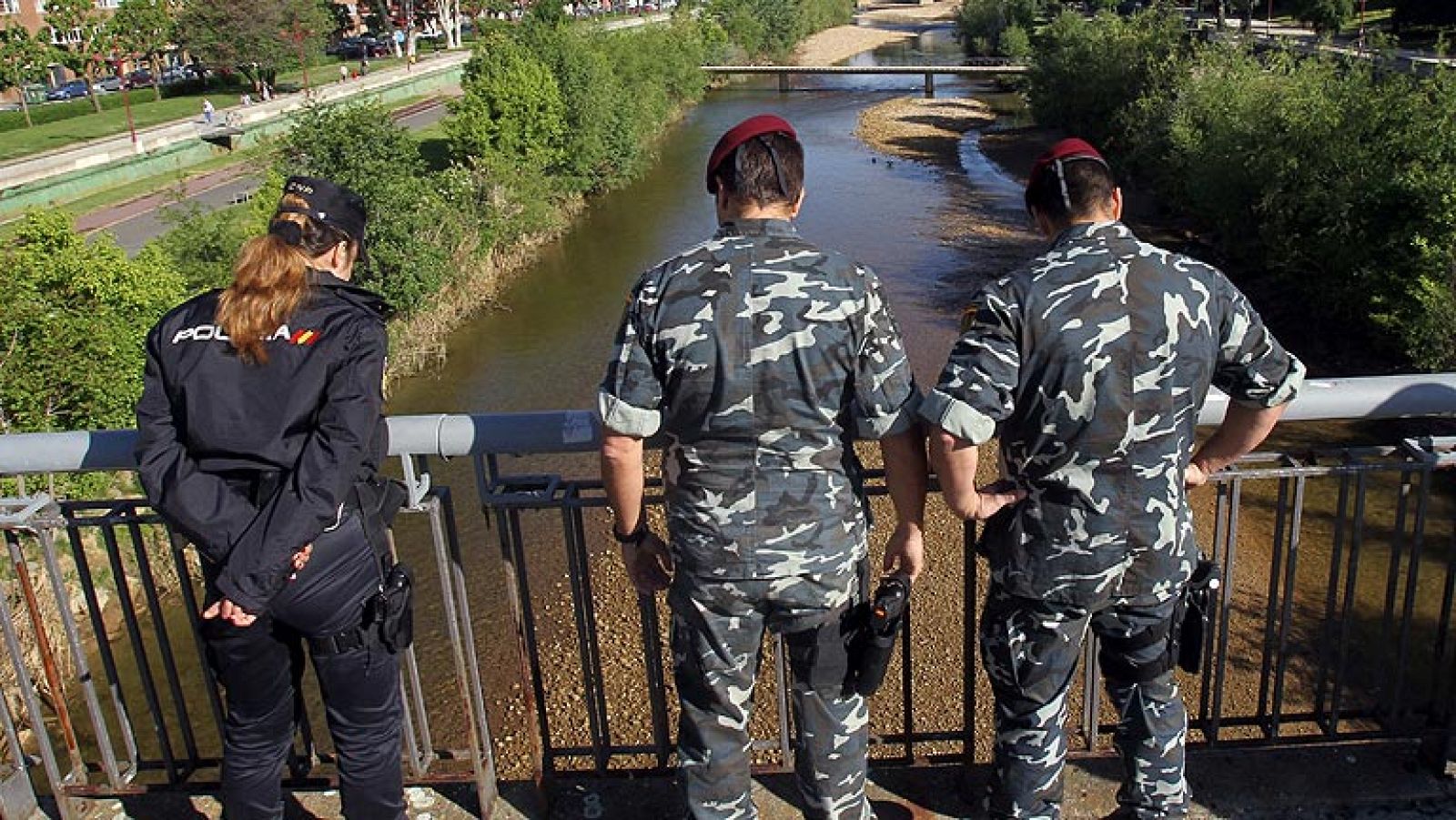 Mandos de los GEO buscan el arma en la zona donde fue asesinada Carrasco - Informativo 24h | Ver