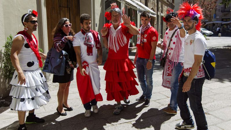 Los aficionados del Sevilla ya calientan las calles de Turín | Ver
