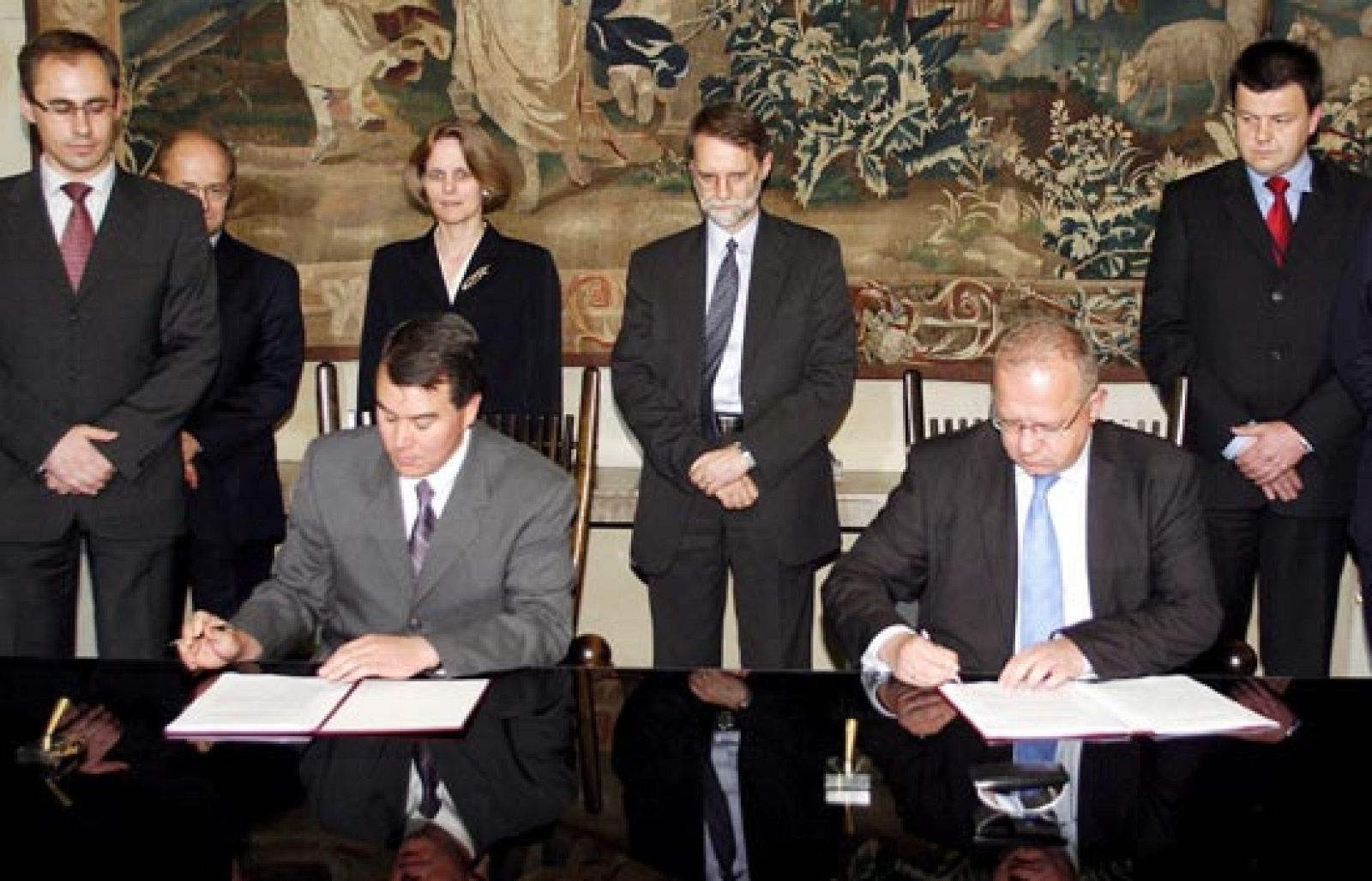 Polonia firma con Estados Unidos un acuerdo para instalar un escudo antimisiles | Ver