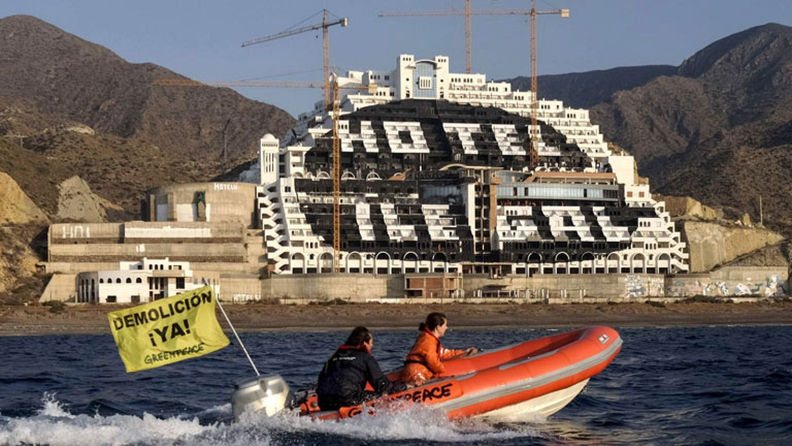 Vecinos de Carboneras piden que el Algarrobico se abra