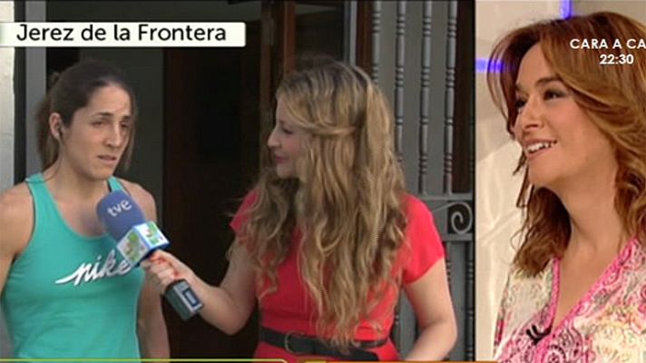 Entre todos - La atleta Mercedes Silla apoya a unos vecinos de Jerez