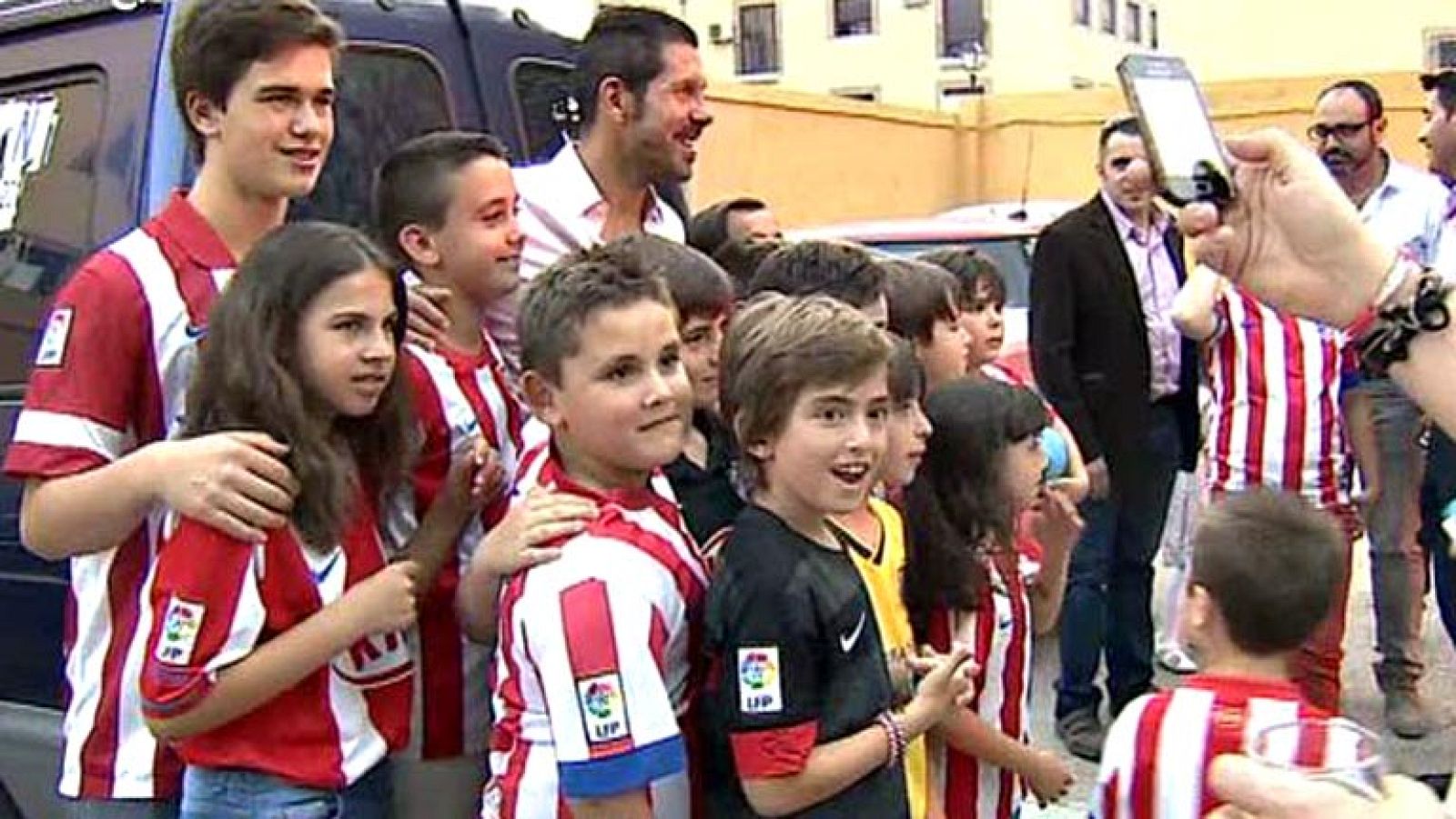 A 48 horas del decisivo partido de Liga en el Camp Nou, el entrenador argentino acudió, como cada 15 de mayo, a Morata de Tajuña para estar junto a los componentes de la única peña atlética dedicada al 'Cholo', fundada hace 19 años.