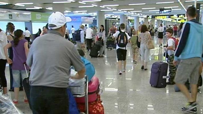 Telediario 1 - AENA anuncia la congelación de las tasas aeroportuarias