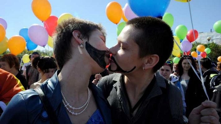 Telediario 1 - "Día Internacional contra la Homofobia y la Transfobia"