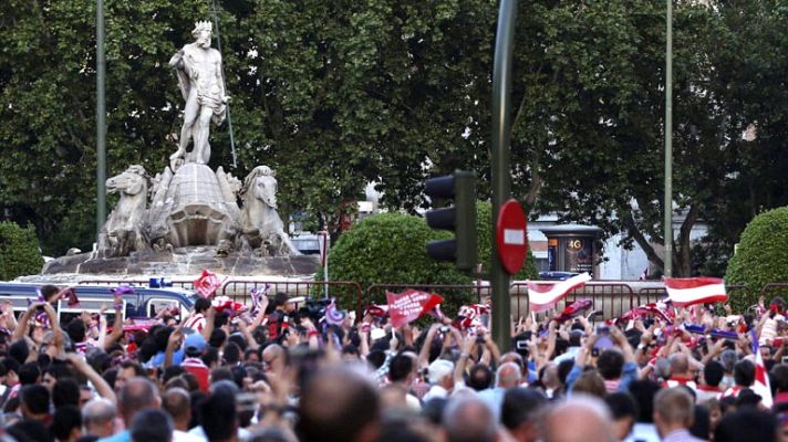 Telediario 1 - Neptuno arde y explota con la "Décima" del Atlético