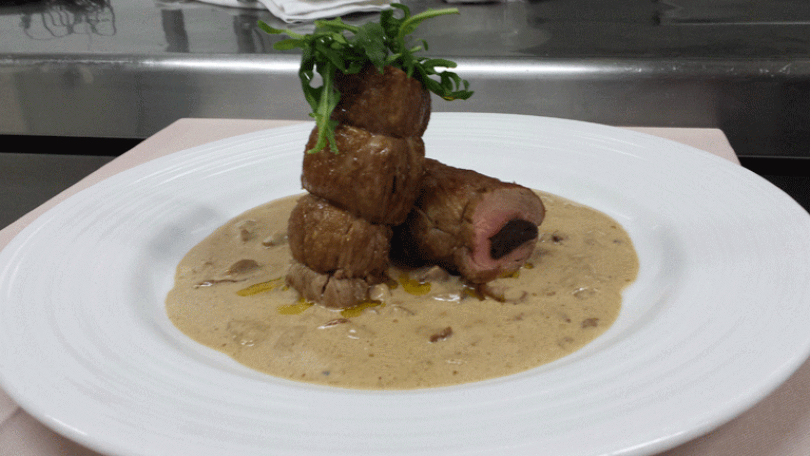 España Directo- Solomillo relleno de ciruelas y salsa de setas