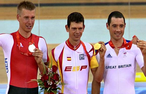  - Llaneras recibe la medalla de oro