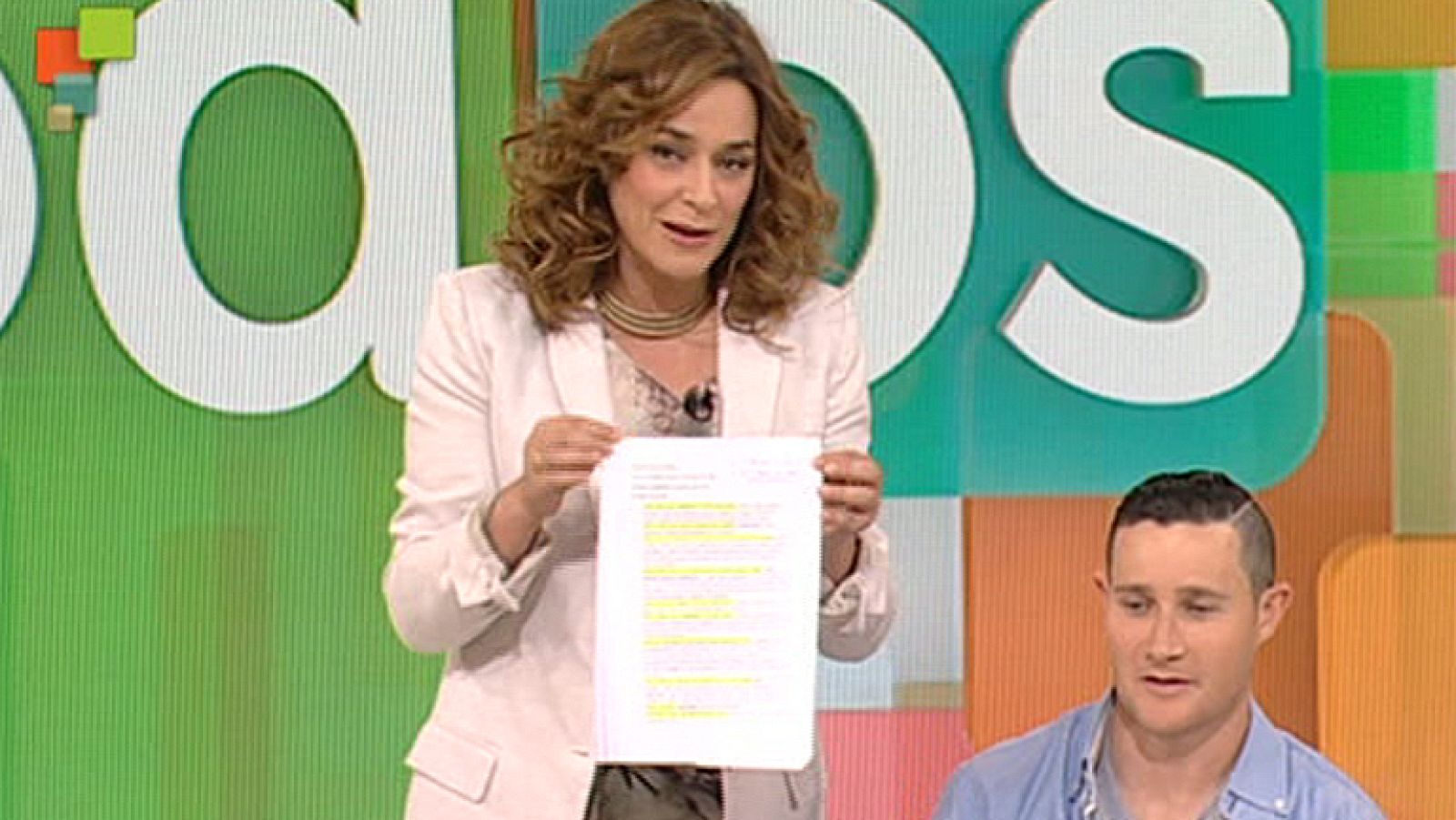 Entre Todos - Toñi entrega a Paco la 'lista solidaria'