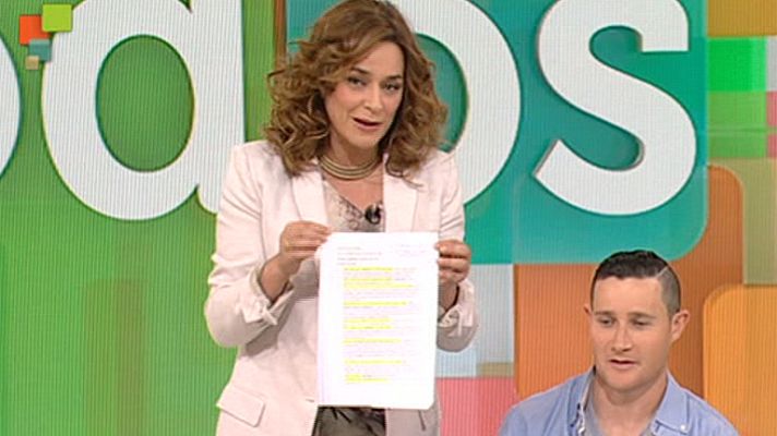 Entre todos - Toñi entrega a Paco la 'lista solidaria'