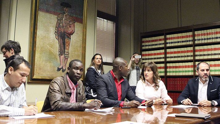 Telediario 1 - El alcalde de Sestao se reúne con los inmigrantes para pedirles disculpas