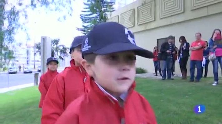 Telediario 1 - Cinco niños españoles saltarán al césped en Lisboa con sus ídolos