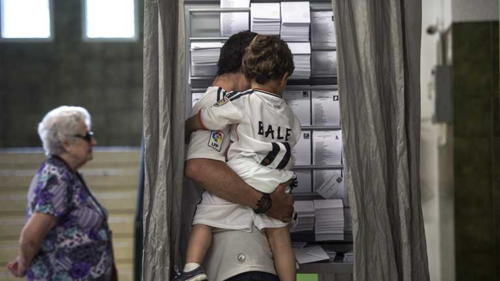 Mañana de anécdotas en los colegios electorales