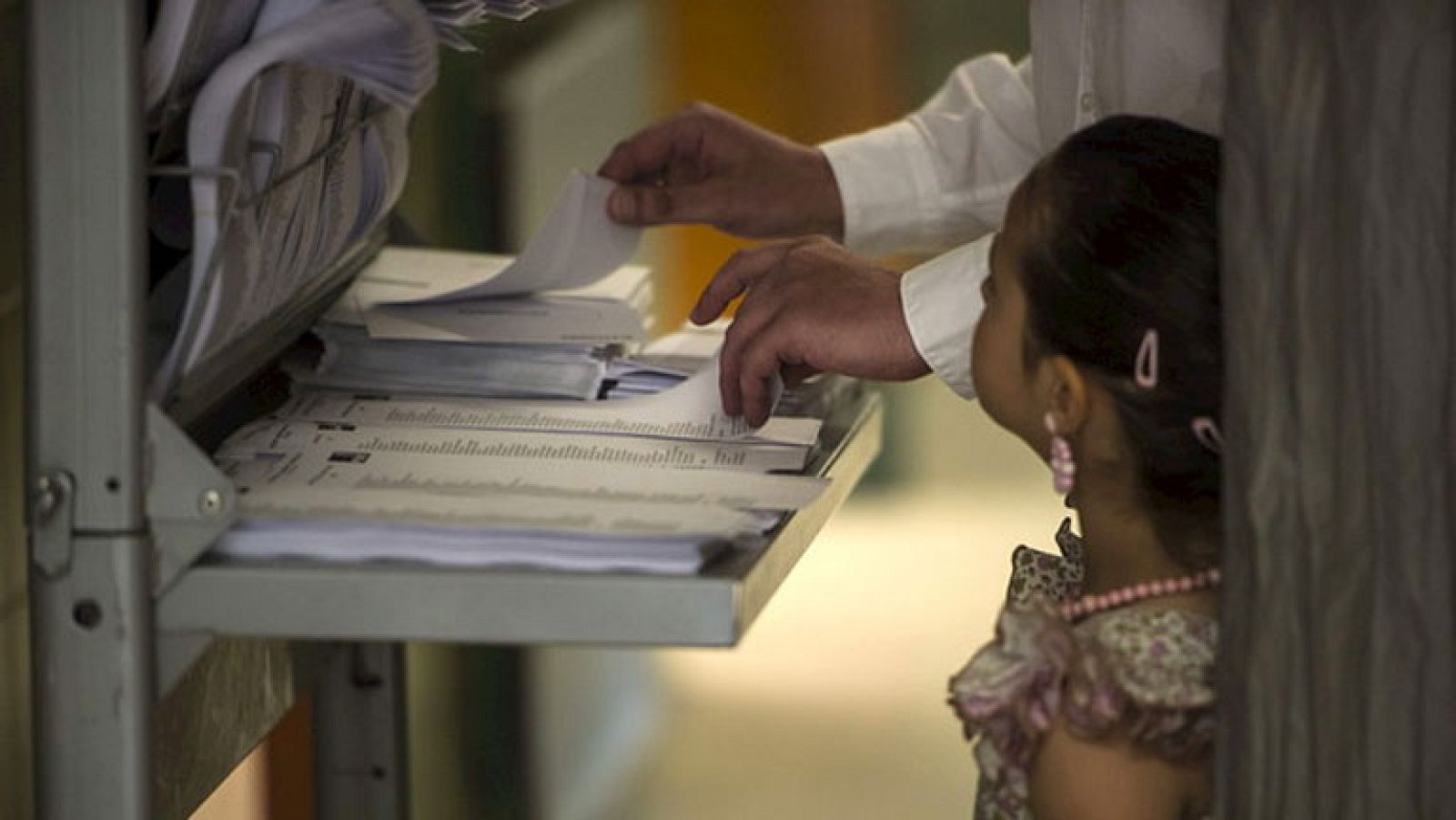 La participación en las elecciones europeas es del 34,08% a las 18:00 horas, dos décimas más que en 2009