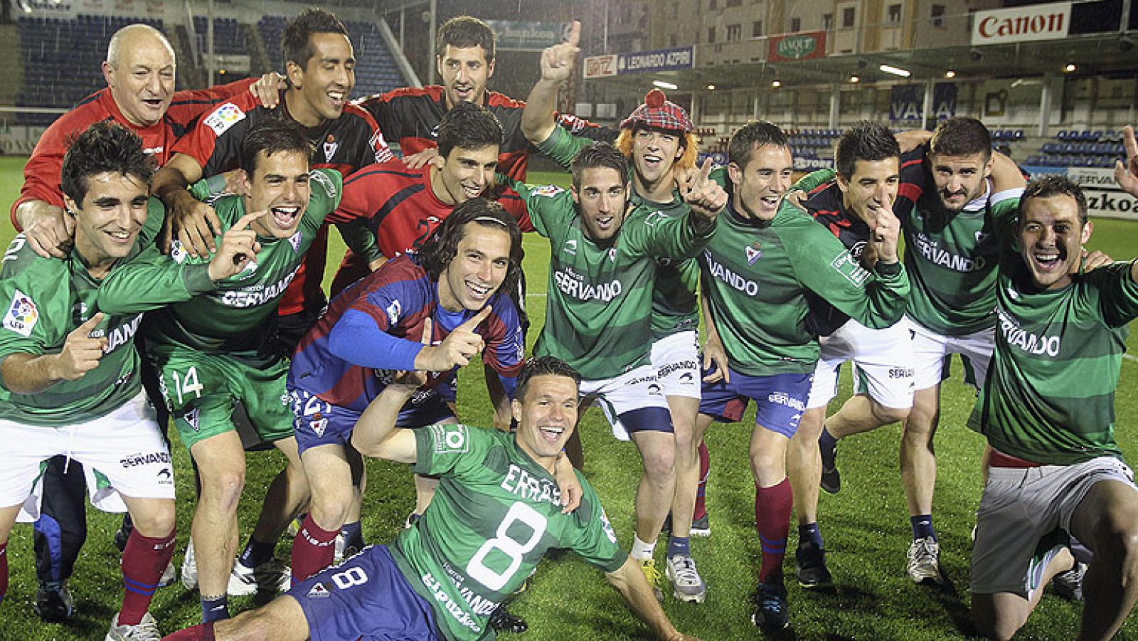 Con un gol de Jota Peleteiro, el Eibar ha sellado su primer ascenso a Primera División, un logro que celebraron junto a los aficionados en el césped de Ipurua.