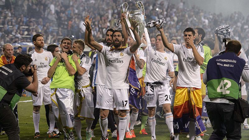 Los jugadores del Real Madrid celebraron por todo lo alto la conquista de la 'Décima' con sus seguidores en una gran fiesta en el Bernabéu, que vino precedida por las visitas a las sedes de la Comunidad y el Ayuntamiento.