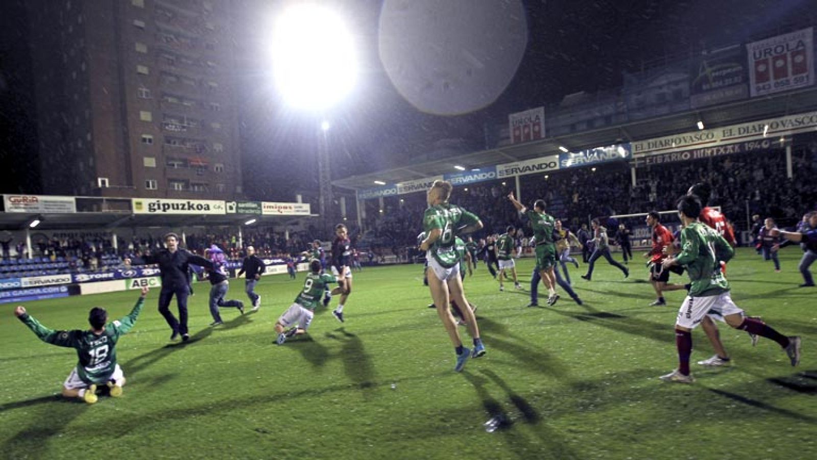El Eibar celebrará su 75 aniversario en Primera División tras conseguir el domingo un histórico ascenso a la máxima categoría al ganar al Alavés (1-0) en Ipurúa gracias a un gol de Jota Peleteiro. El éxito fue logrado gracias al triunfo de los entren