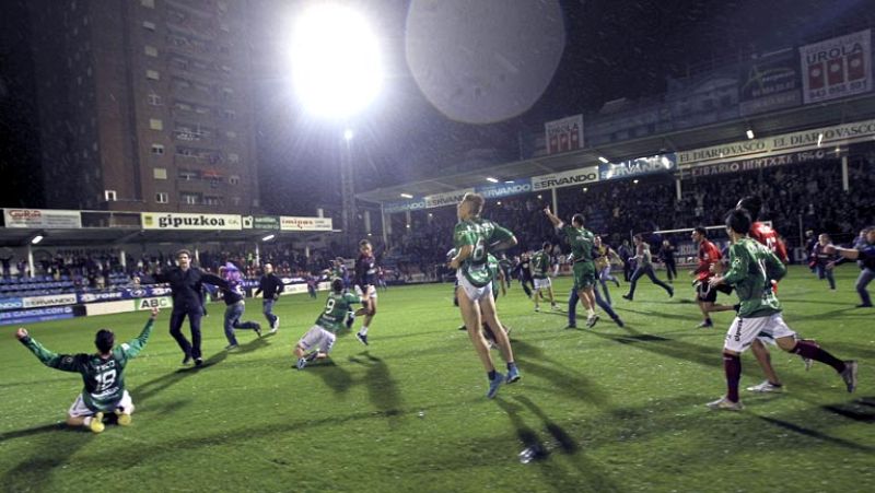 El Eibar celebrará su 75 aniversario en Primera División tras conseguir el domingo un histórico ascenso a la máxima categoría al ganar al Alavés (1-0) en Ipurúa gracias a un gol de Jota Peleteiro. El éxito fue logrado gracias al triunfo de los entren