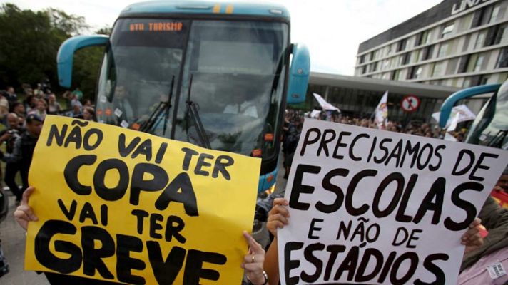 Telediario 1 - La selección de Brasil, recibida en su país con protestas
