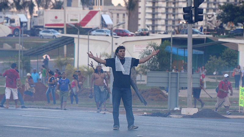 Las vísperas del Mundial se vive en Brasil entre protestas y la incorporación de los últimos jugadores