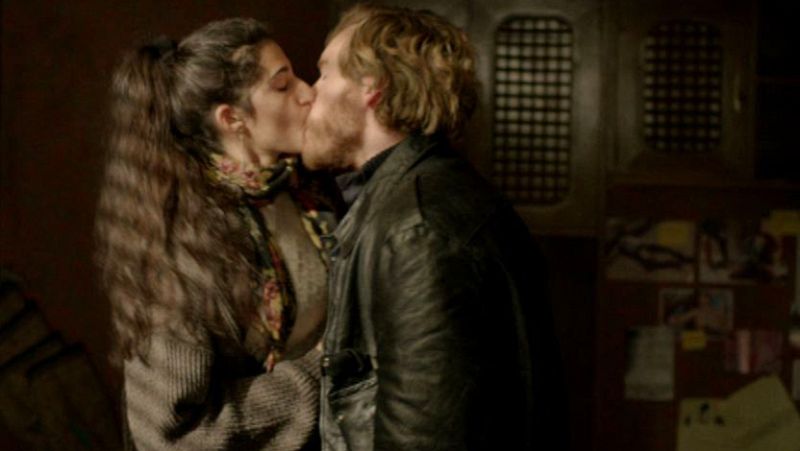 Cuéntame cómo pasó - El "morreo" mañanero de Toni y Chelo