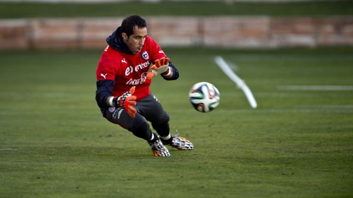 Telediario 1 - Claudio Bravo, a la espera del Barça