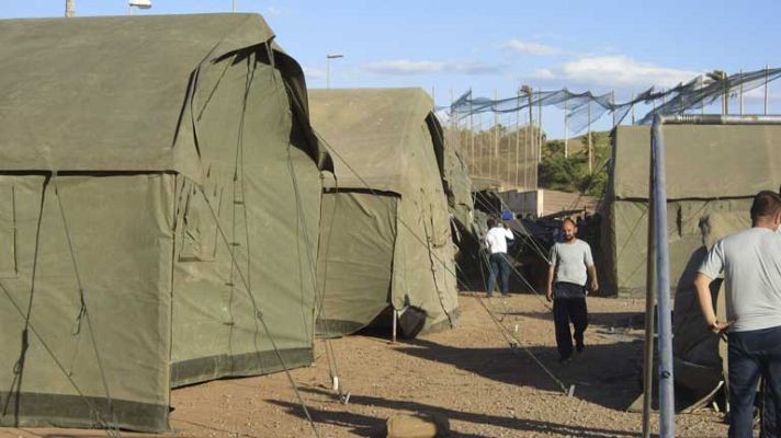Telediario 1 - Trasladan a 150 inmigrantes de Melilla a la península