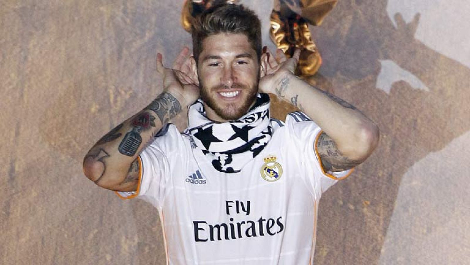 Sergio Ramos va a recibir un homenaje en el Ayuntamiento junto a otro sevillano inolvidable, Rafael Gordillo. Hemos estado en Camas, donde creció Sergio Ramos, para que nos cuenten cómo era de pequeño.