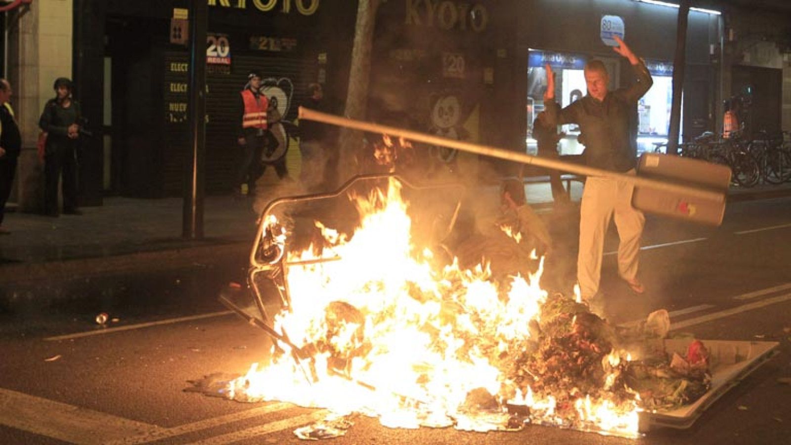 Nuevos disturbios en Barcelona pese al anuncio de Trias de reconsiderar el derribo