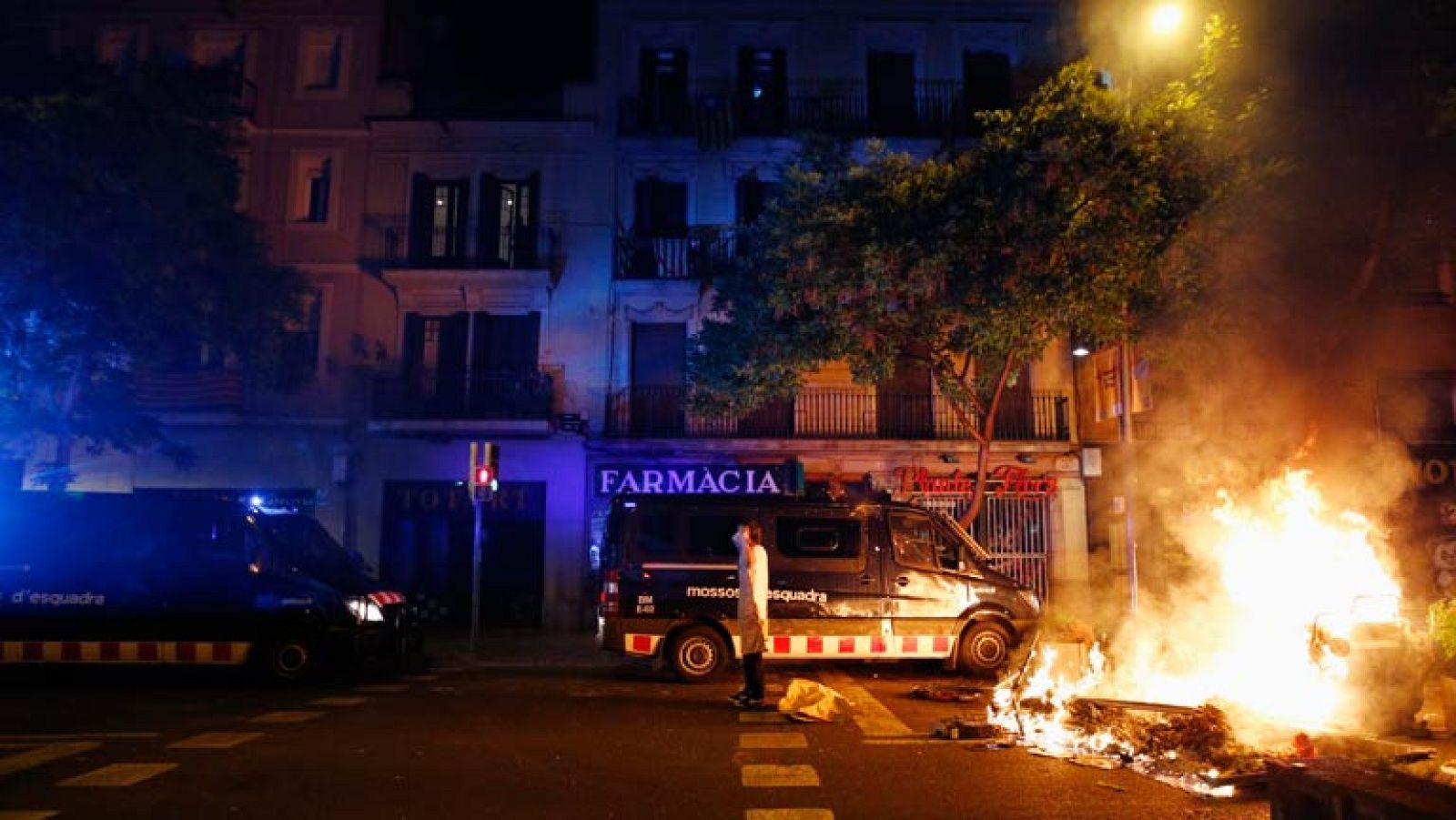 Al menos 21 detenidos en Barcelona en la cuarta noche de incidentes por el desalojo de Can Vies | Ver