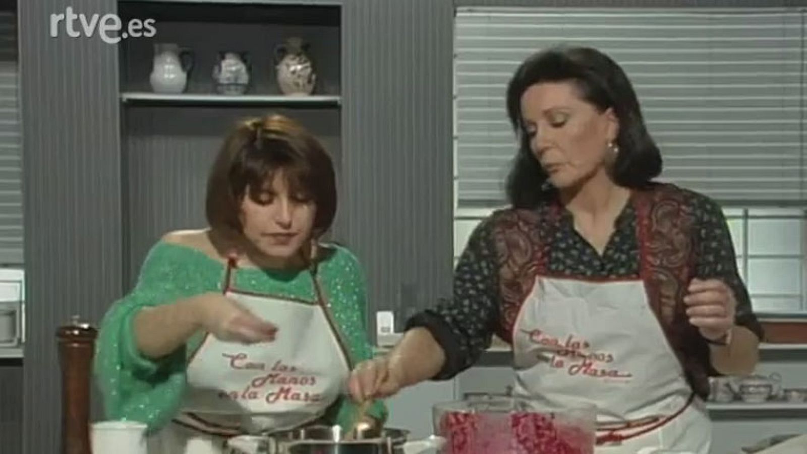 Con las manos en la masa - Crema de remolacha y mar y corral con Loles León