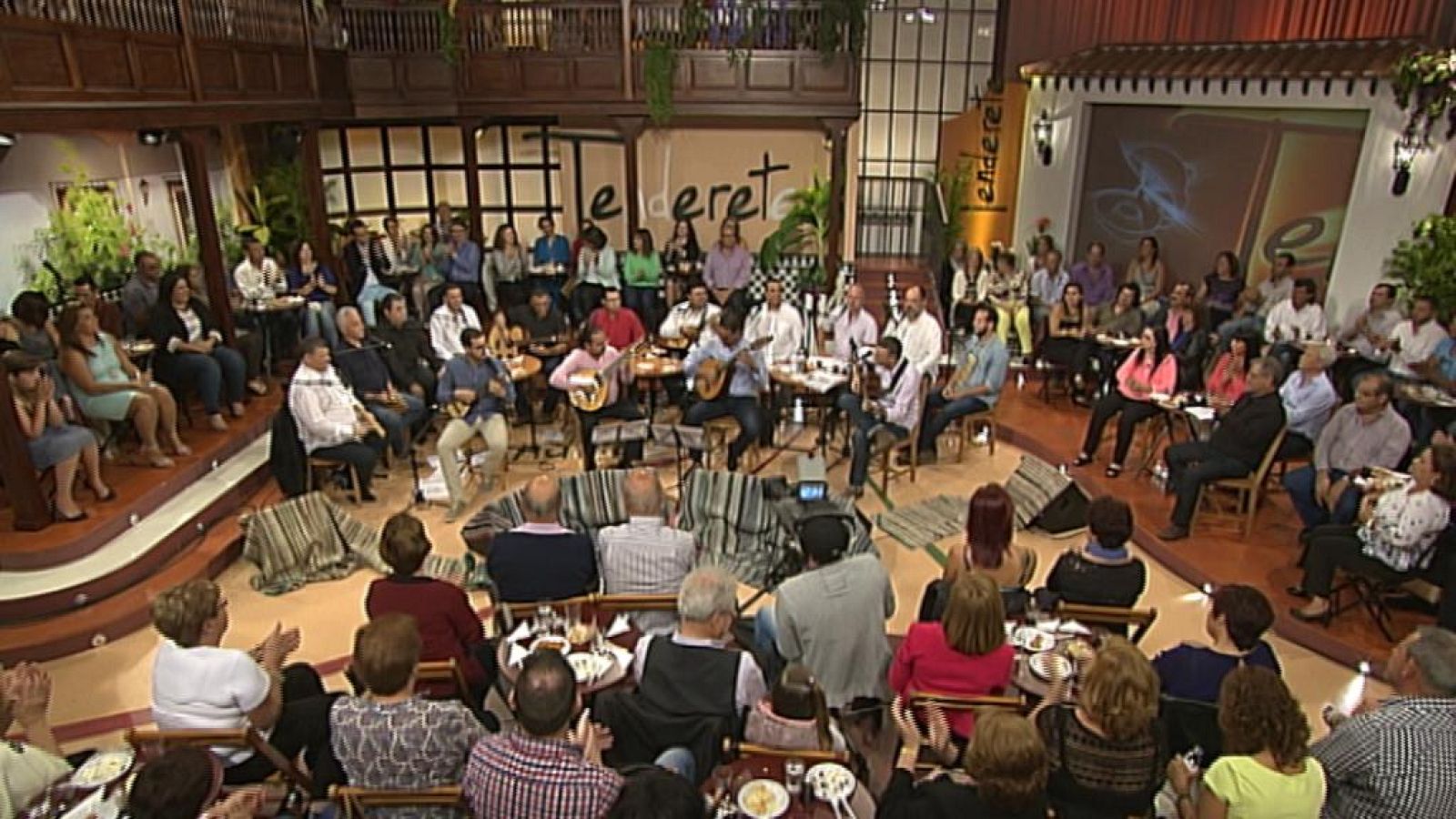 Tenderete - 01/06/14 "Tenderete" celebra el día de Canarias con "Los Tendereteros" y solistas de las Islas. - Tenderete | Ver