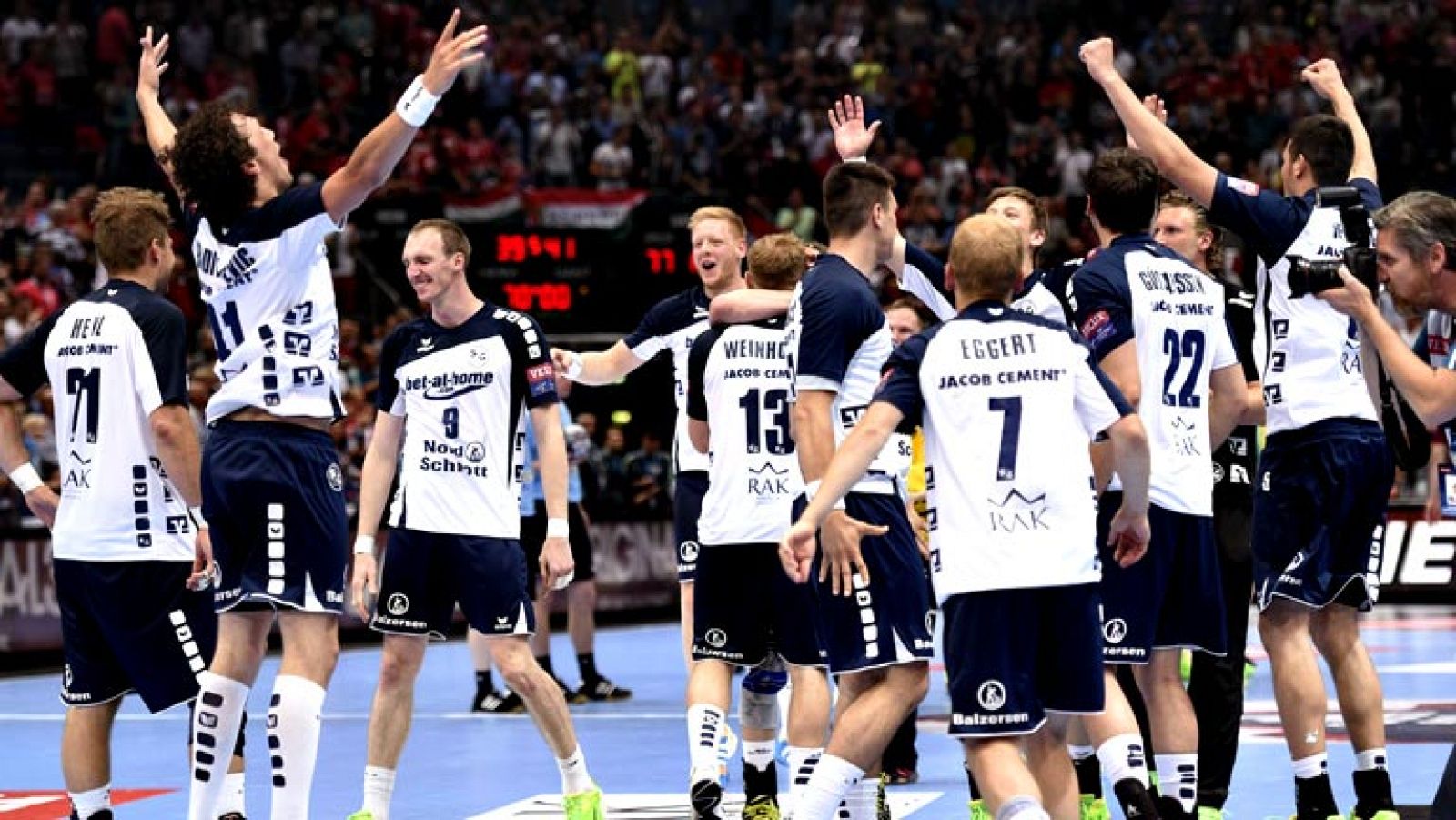 El Flensburg forzó la prórroga tras remontar en los últimos minutos una desventaja de seis goles para establecer el 32-32 definitivo que forzaba la prórroga. En el tiempo extra el equilibrio se mantuvo (36-36), por lo que hubo de recurrirse a los lan