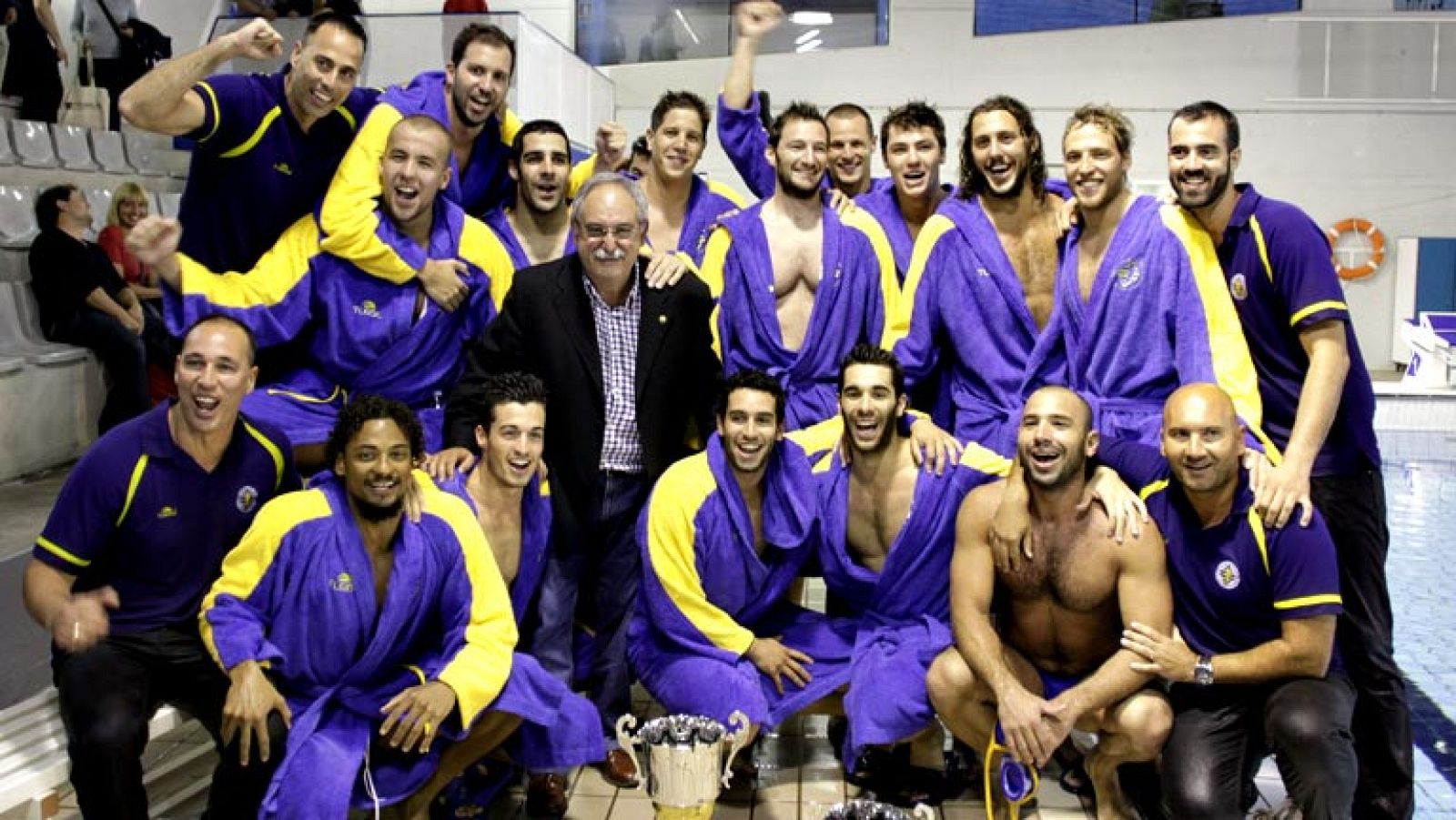 El Atlètic Barceloneta se proclamó campeón de Europa por primera vez en su historia al derrotar hoy, por la mínima (6-7), al Radnicki serbio en la final de la Liga de Campeones disputada en la piscina Bernat Picornell de Barcelona. Los 'marineros' se