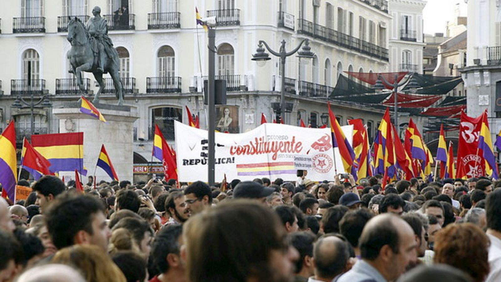 Miles de personas se manifiestan en las principales ciudades para pedir un referéndum entre monarquía y república