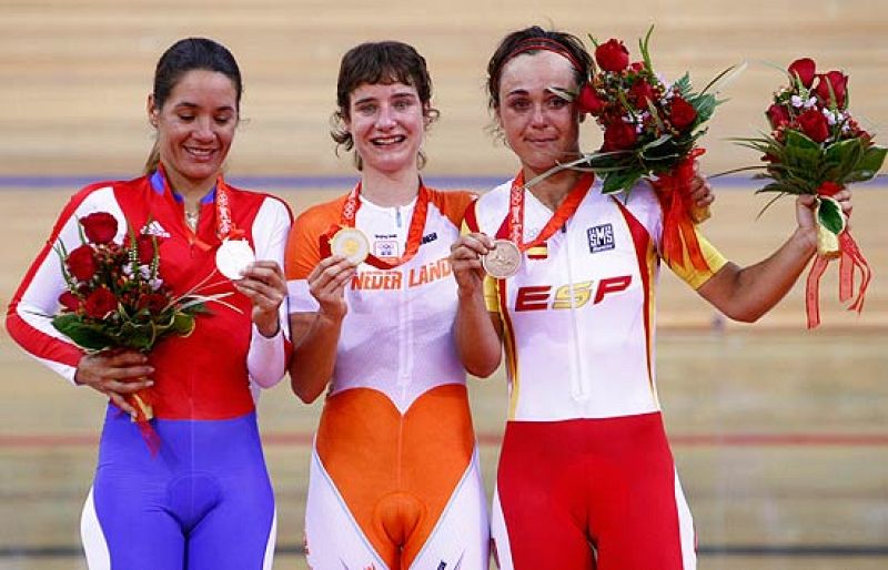 Leire Olaberría recoge emocionada la medalla de bronce conseguida en la prueba de puntuación de ciclismo en pista, el mayor logro de su carrera.