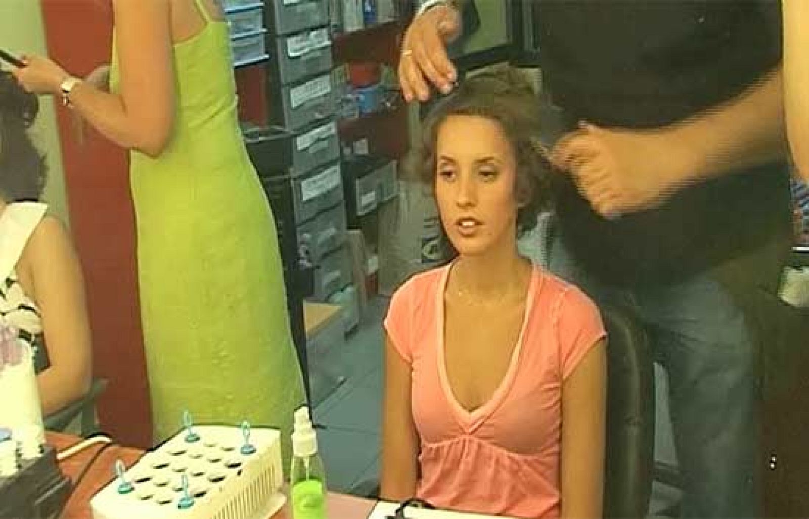 Amar - Alberto Lloret nos acompaña hasta el estilismo de los 50's - Amar en tiempos revueltos | Ver