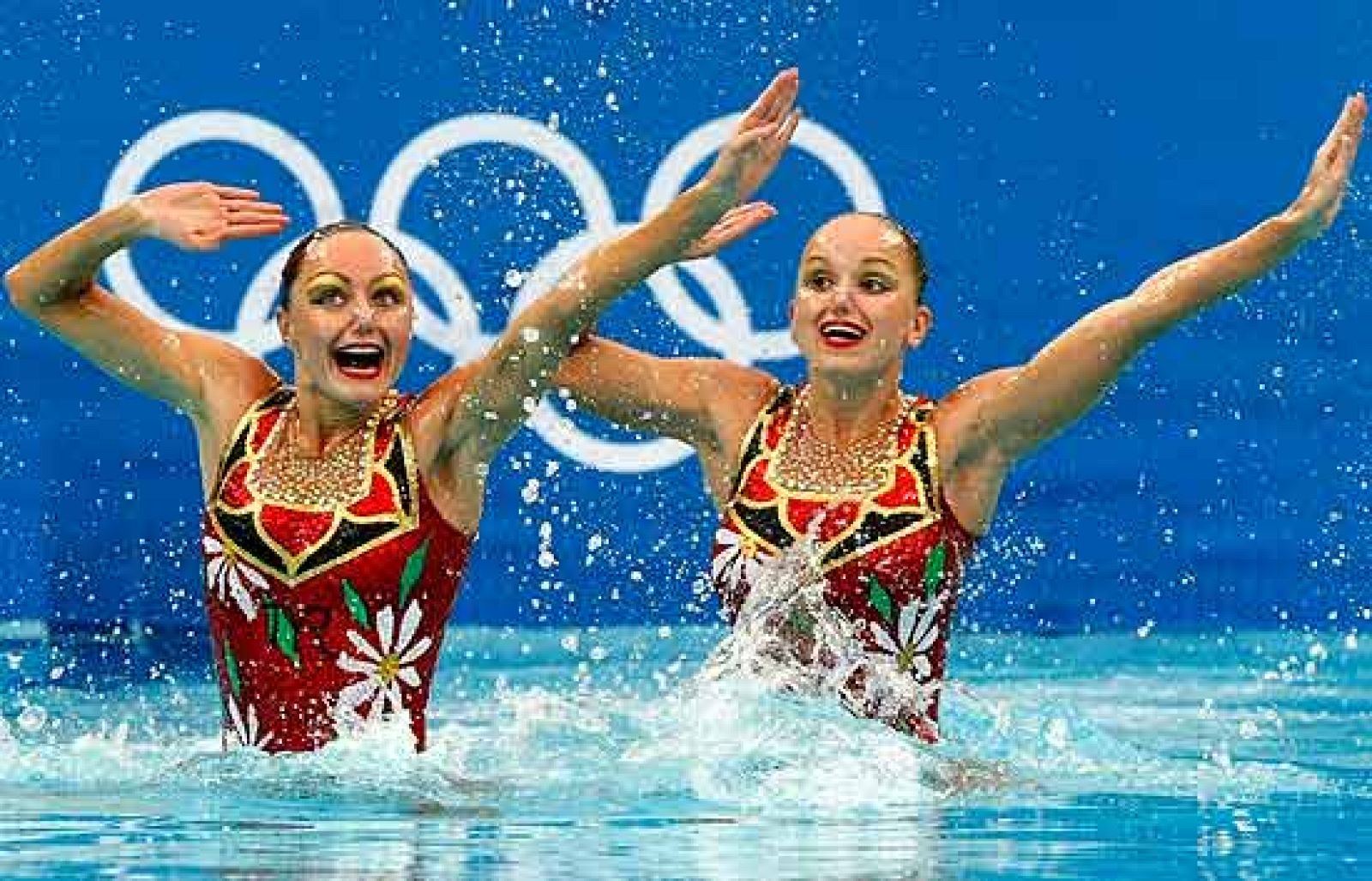 La pareja rusa, primera en natación sincronizada.