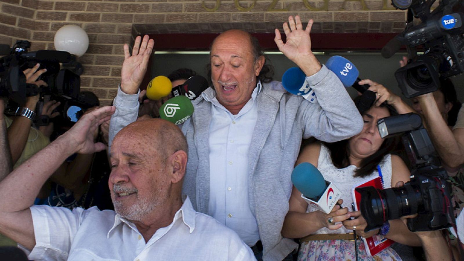 El diseñador de moda Francis Montesinos abandona los juzgados de Llíria, en Valencia, tras declarar anta la jueza durante varias horas.