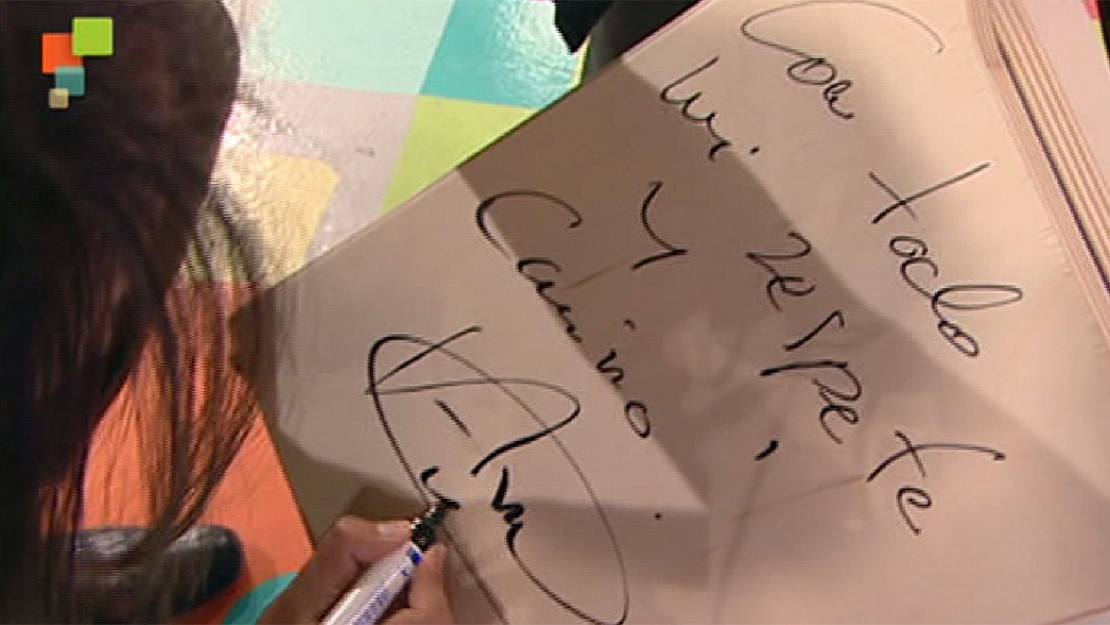 Entre Todos - Antonio Carmona regala un cajón a Rafael y¿ ¡Toñi se anima a tocarlo!